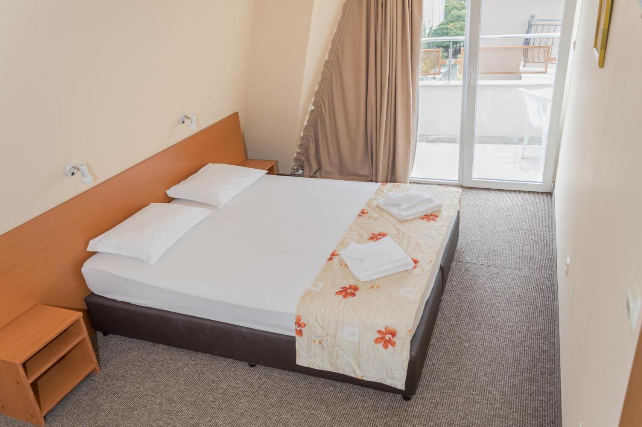 Hotel Eva Ravda Bagian luar foto