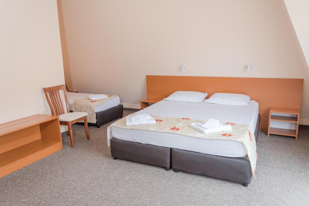 Hotel Eva Ravda Bagian luar foto
