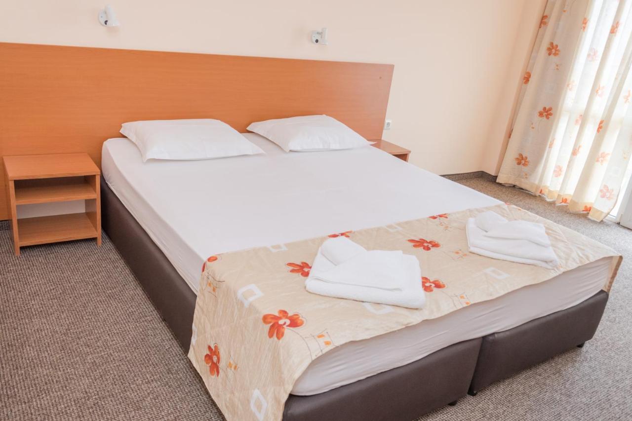 Hotel Eva Ravda Bagian luar foto