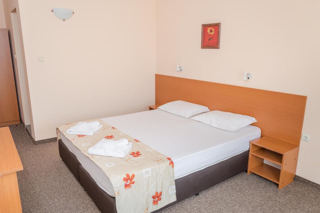 Hotel Eva Ravda Bagian luar foto