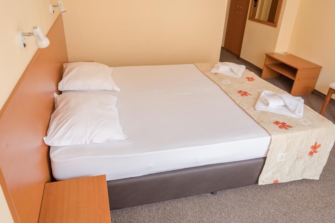 Hotel Eva Ravda Bagian luar foto