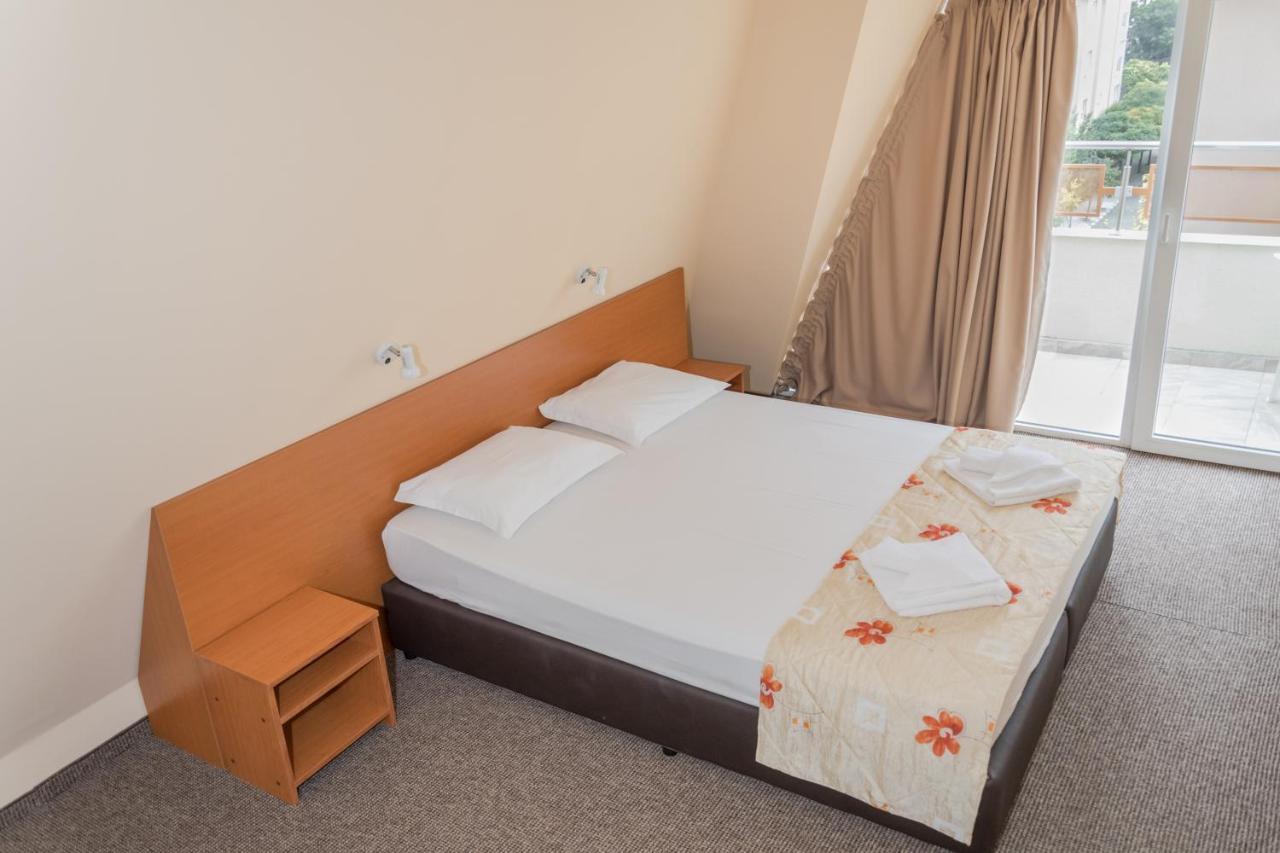 Hotel Eva Ravda Bagian luar foto