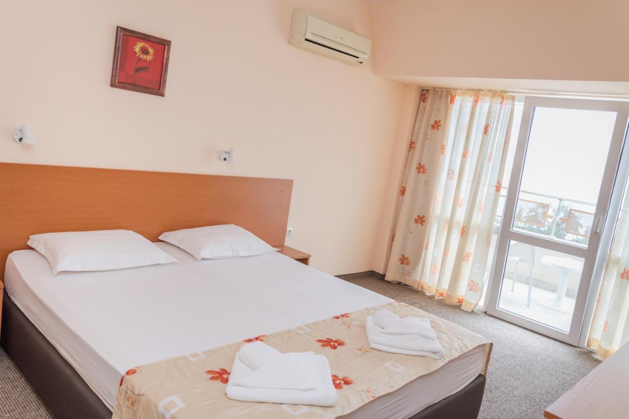 Hotel Eva Ravda Bagian luar foto