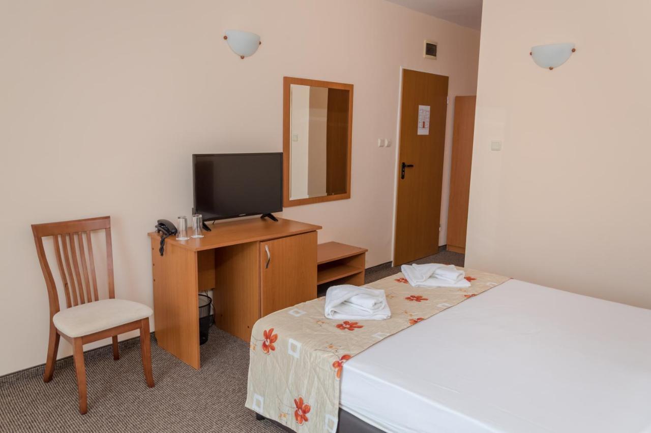 Hotel Eva Ravda Bagian luar foto