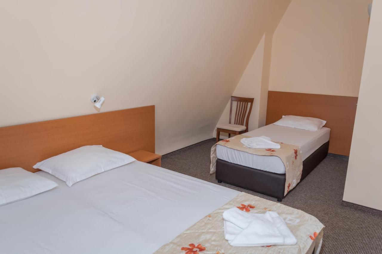 Hotel Eva Ravda Bagian luar foto