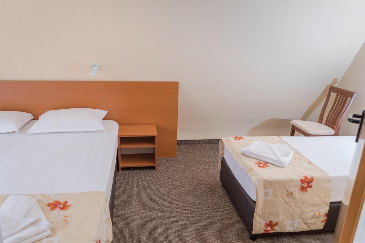 Hotel Eva Ravda Bagian luar foto