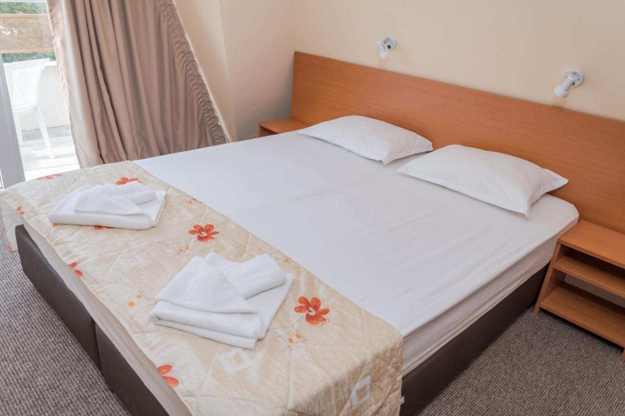 Hotel Eva Ravda Bagian luar foto