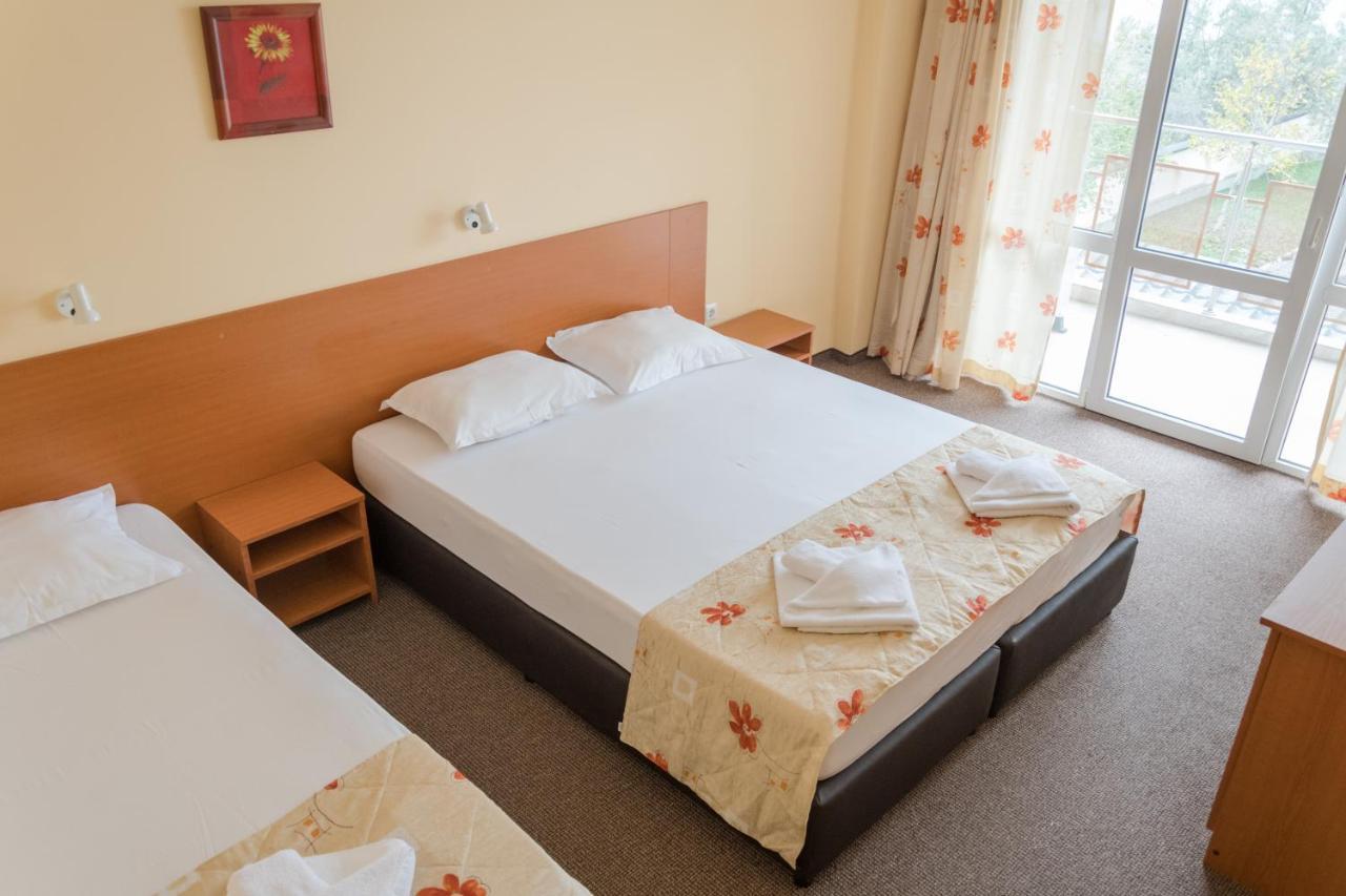 Hotel Eva Ravda Bagian luar foto