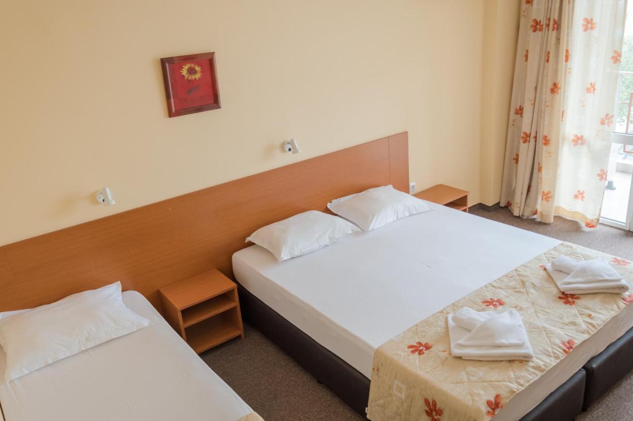 Hotel Eva Ravda Bagian luar foto