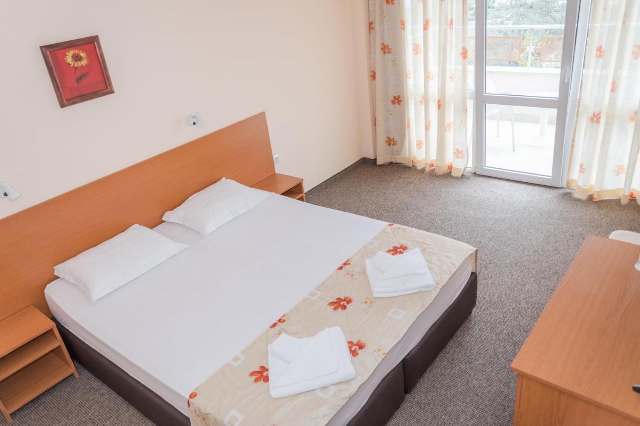 Hotel Eva Ravda Bagian luar foto