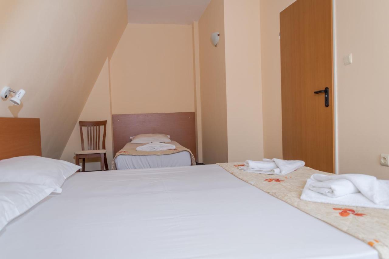 Hotel Eva Ravda Bagian luar foto